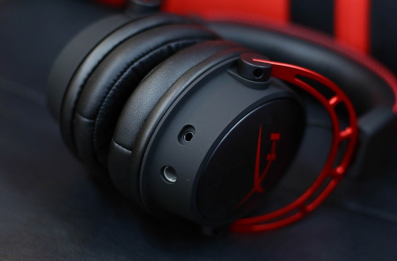   HyperX Cloud Alpha với thiết kế dây và mic có thể tháo rời, rất tiện lợi cho việc di chuyển và thay thế khi cần thiết.